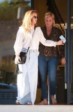 ISLA FISHER Shopping at Barneys New York 09/15/2018
