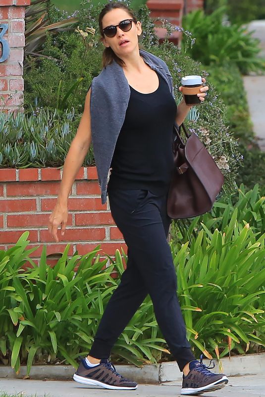 JENNIFER GARNER Out in Santa Monica 09/11/2018