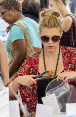 JODIE SWEETIN Shopping at Farmers Market in Los Angeles 09/02/2018