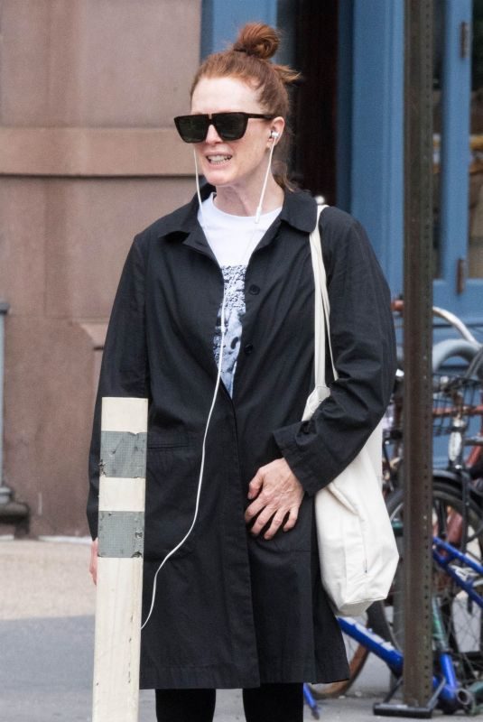 JULIANNE MOORE Heading to a Gym in New York 09/14/2018