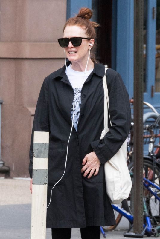 JULIANNE MOORE Heading to a Gym in New York 09/14/2018