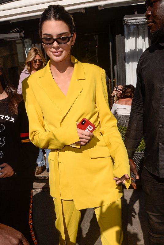 KENDALL JENNER Leaves L