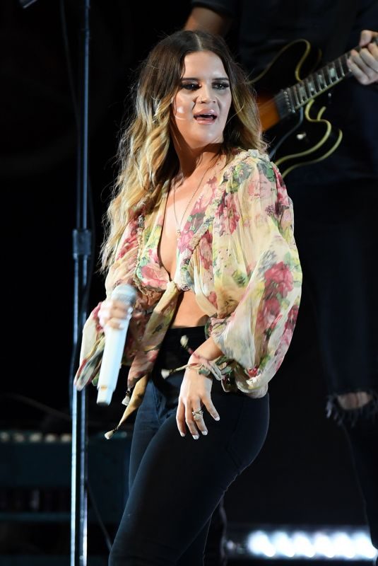MAREN MORRIS Performs at Coral Sky Amphiteatre in Palm Beach 09/23/2018