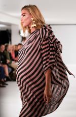 Pregnant ARIZONA MUSE at Temperley Runway Show at London Fashion Week 09/15/2018