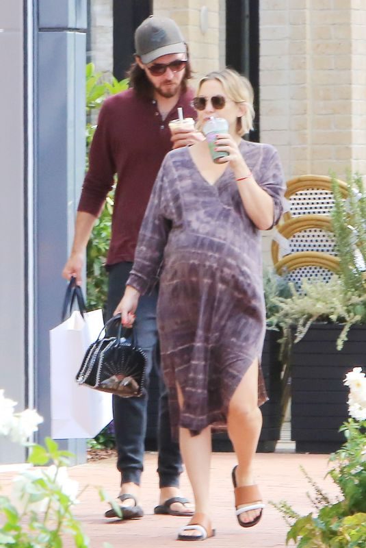 Pregnant KATE HUDSON Out and About in Los Angeles 09/24/2018