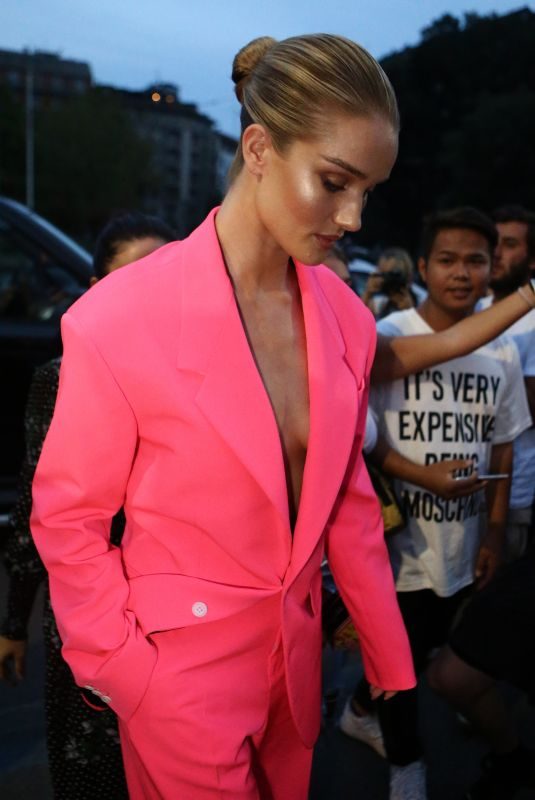 ROSIE HUNTINGTON-WHITELEY Arrives at Versace Show at Milan Fashion Week 09/21/2018