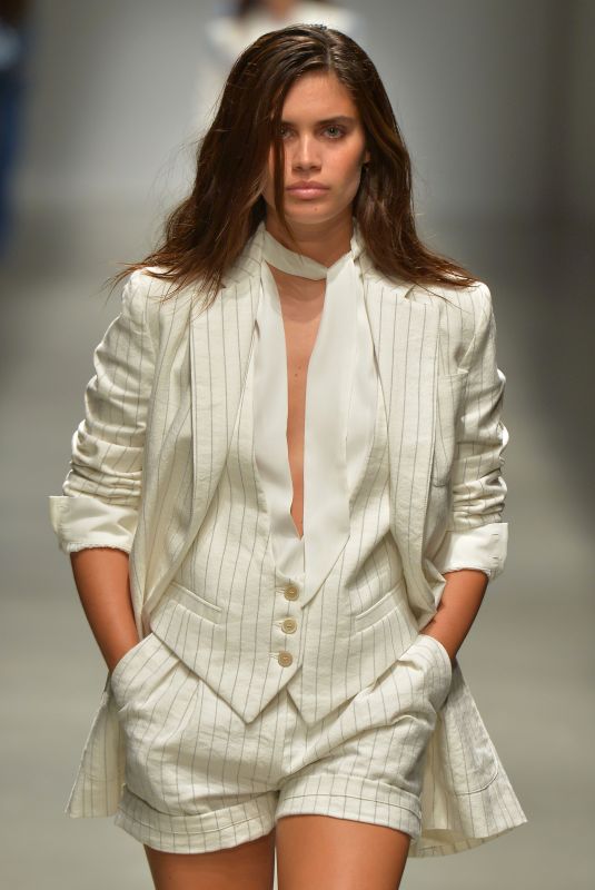 SARA SAMPAIO at Philosophy Di Lorenzo Serafini Runway Show in Milan 09/22/2018