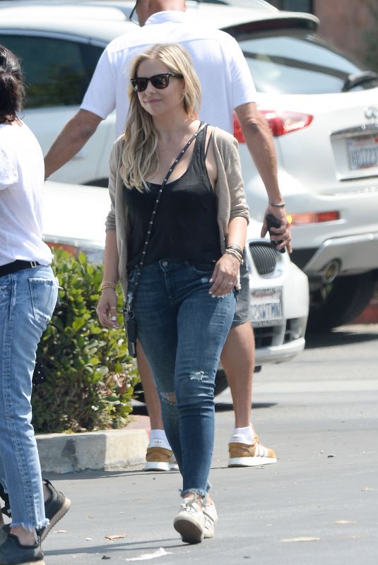 SARAH MICHELLE GELLAR Out in Los Angeles 09/03/2018