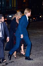 TAYLOR SWIFT Arrives at Her Home in New York 09/29/2018
