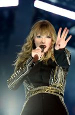 TAYLOR SWIFT Performs at NRG Stadium in Houston 09/29/2018