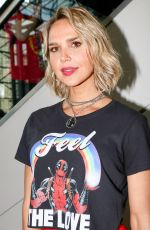 ARIELLE KEBBEL at Midnight Texas Panel at New York Comic-con 10/07/2018