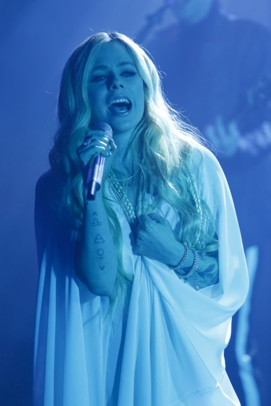 AVRIL LAVIGNE Performs at Jmmy Kimmel Live 09/26/2018