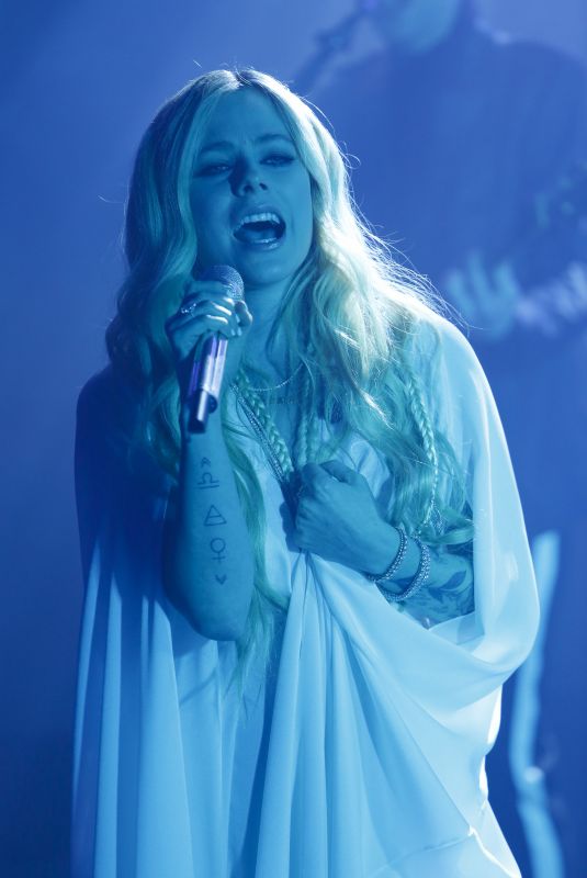 AVRIL LAVIGNE Performs at Jmmy Kimmel Live 09/26/2018