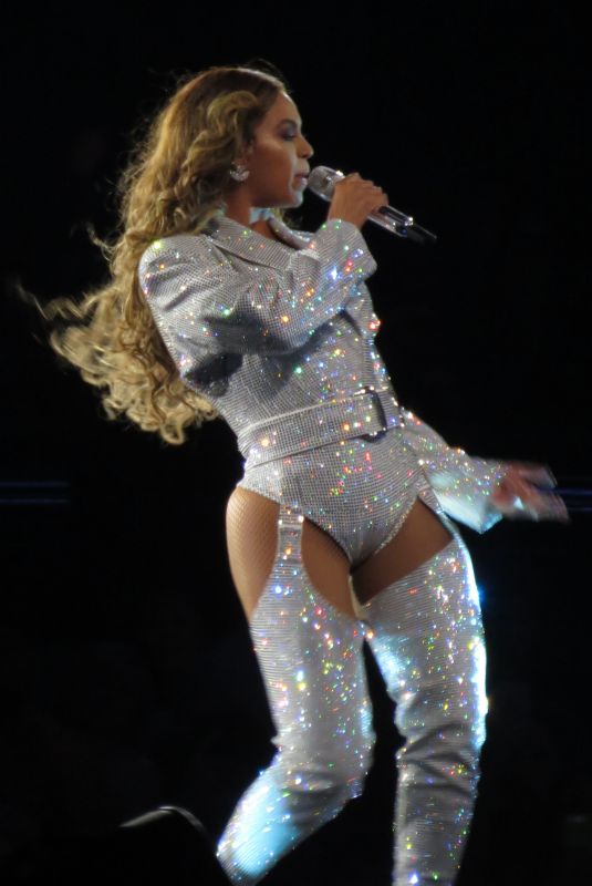 BEYONCE Performs at On the Run II Tour in Vancouver 10/02/2018