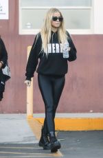 CARMEN ELECTRA Leaves a Medical Clinic in Beverly Hills 10/18/2018