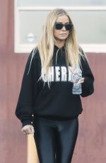 CARMEN ELECTRA Leaves a Medical Clinic in Beverly Hills 10/18/2018