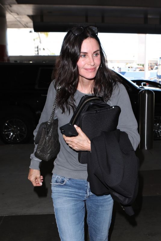 COURTENEY COX at Los Angeles International Airport 10/15/2018