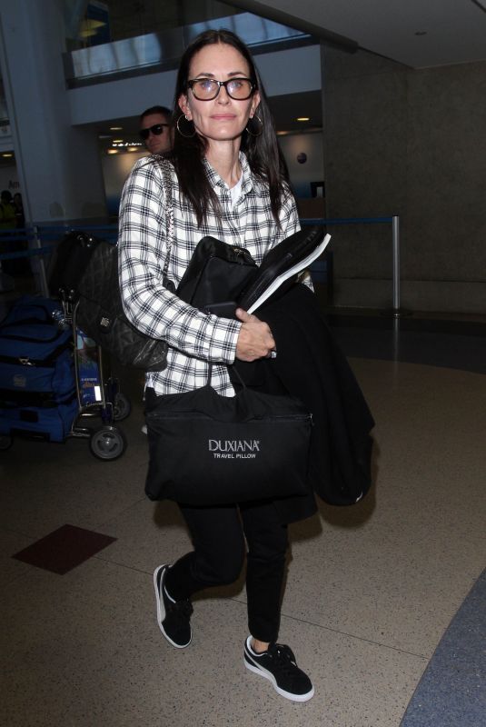 COURTENEY COX at Los Angeles International Airport 10/20/2018