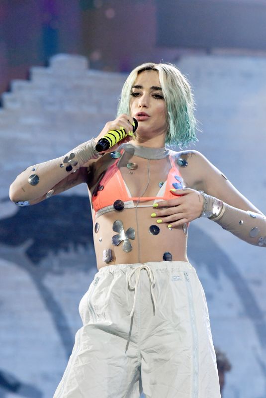 DUA LIPA Performs at 2018 American Music Awards 10/09/2018