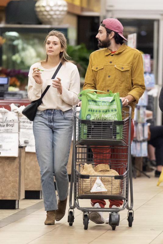 ELIZABETHOLSEN and Robbie Arnett Shopping at Whole Foods in Los Angeles 10/21/2018
