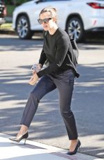 JENNIFER GARNER Arrives at a Church in Brentwood 09/30/2018