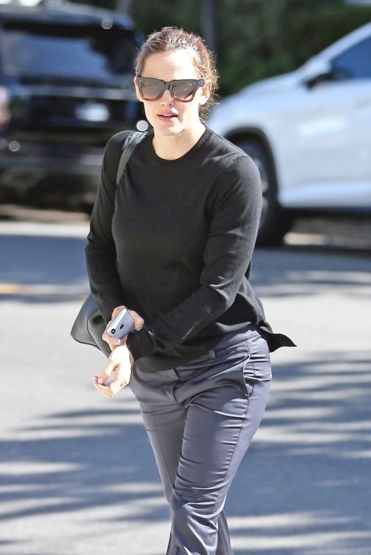 JENNIFER GARNER Arrives at a Church in Brentwood 09/30/2018
