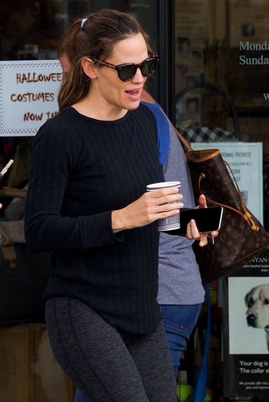 JENNIFER GARNER Out for Coffee in Brentwood 10/27/2018