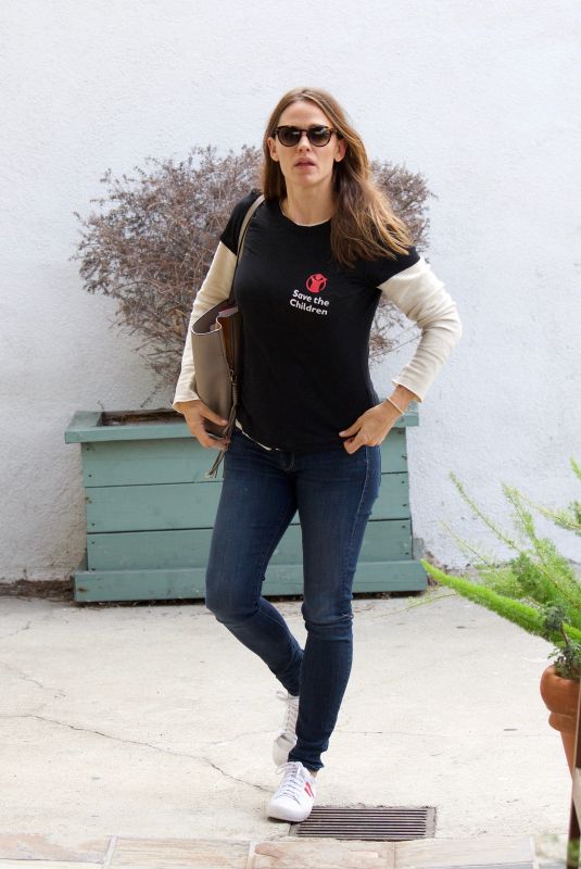 JENNIFER GARNER Out in Brentwood 10/02/2018