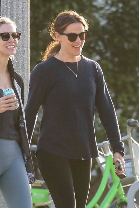 JENNIFER GARNER Out in Santa Monica 10/08/2018