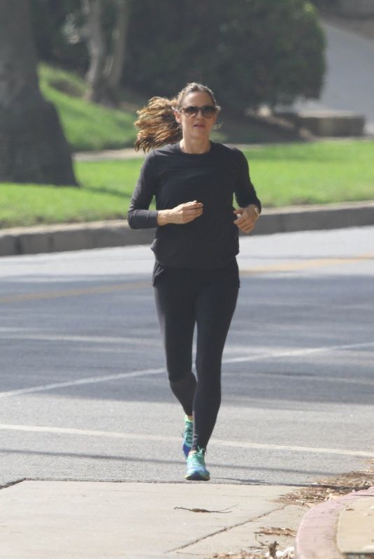 JENNIFER GARNER Out Jogging in Brentwood 10/28/2018