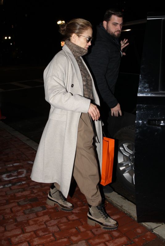 JENNIFER LOPEZ Shopping at Hermes in Boston 10/24/2018