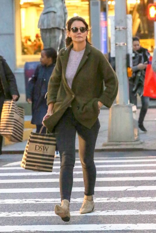KATIE HOLMES Shopping at DSW in New York 10/12/2018