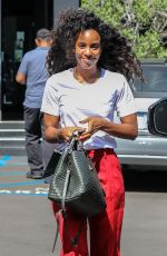 KELLY ROWLAND at XIV Karats Jewelry Store in Beverly Hills 10/06/2018