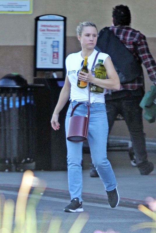 KRISTEN BELL Shopping for Groceries in Los Angeles 01/24/2018