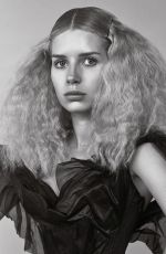 LOTTIE MOSS in L