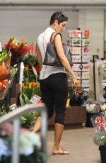 NICOLE MURPHY Shopping a Flower in Beverly Hills 10/19/2018