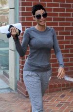 NICOLE MURPHY Sshopping at Rite Aid in Beverly Hills 10/23/2018