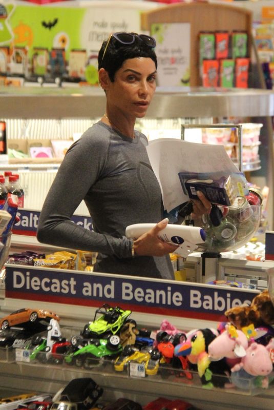 NICOLE MURPHY Sshopping at Rite Aid in Beverly Hills 10/23/2018