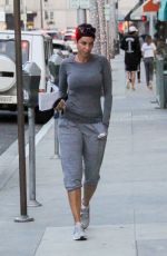 NICOLE MURPHY Sshopping at Rite Aid in Beverly Hills 10/23/2018