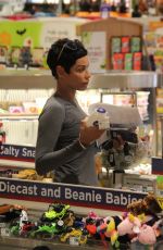 NICOLE MURPHY Sshopping at Rite Aid in Beverly Hills 10/23/2018