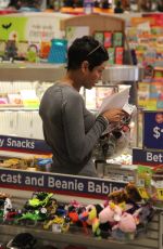 NICOLE MURPHY Sshopping at Rite Aid in Beverly Hills 10/23/2018