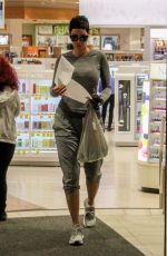 NICOLE MURPHY Sshopping at Rite Aid in Beverly Hills 10/23/2018