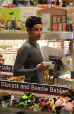 NICOLE MURPHY Sshopping at Rite Aid in Beverly Hills 10/23/2018