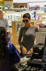 NICOLE MURPHY Sshopping at Rite Aid in Beverly Hills 10/23/2018