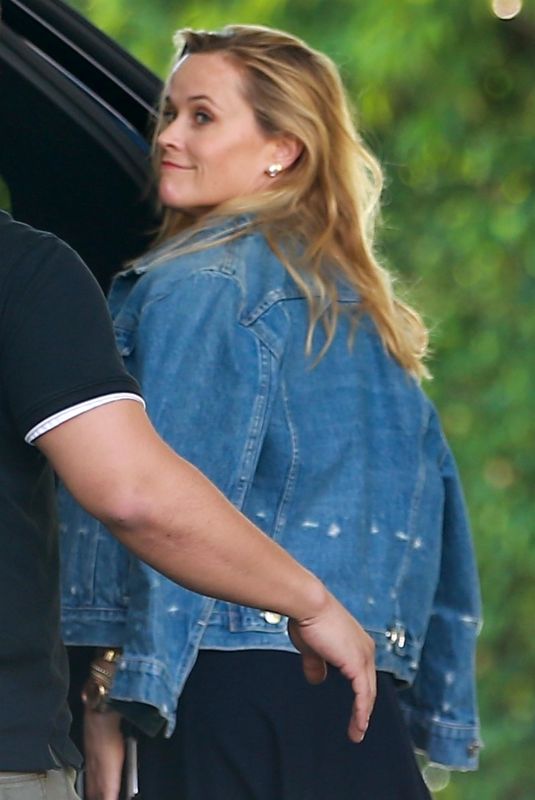 REESE WITHERSPOON Heading to a Meeting in Beverly Hills 10/19/2018