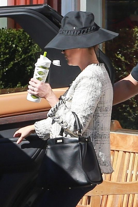 REESE WITHERSPOON Leaves Brentwood Country Mart 10/19/2018