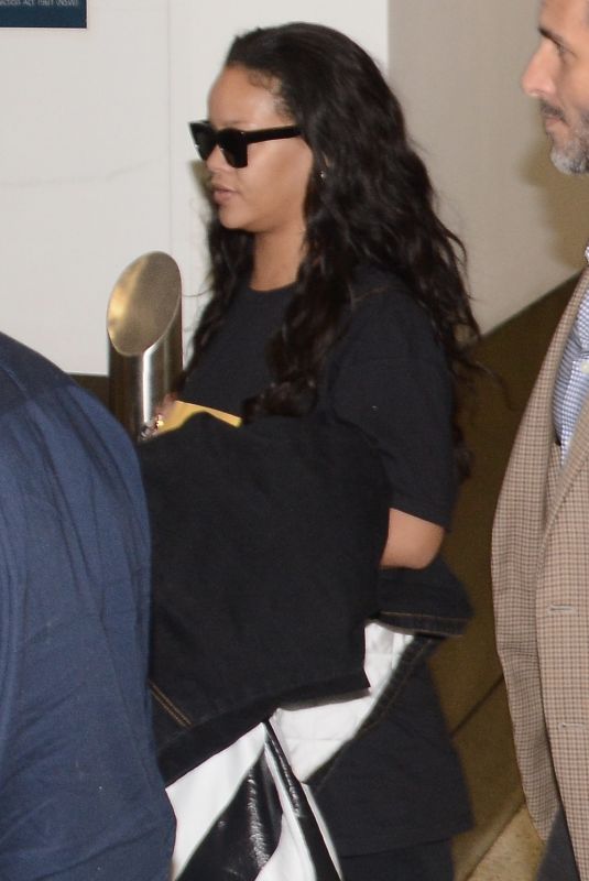 RIHANNA Arrives at Airport in Sydney 10/01/2018