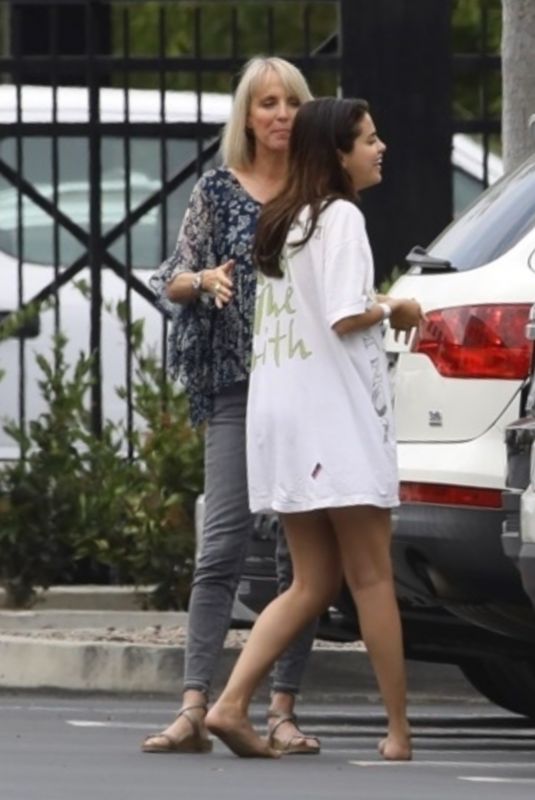 SELENA GOMEZ Barefooted Out for Breakfast in Studio City 10/11/2018