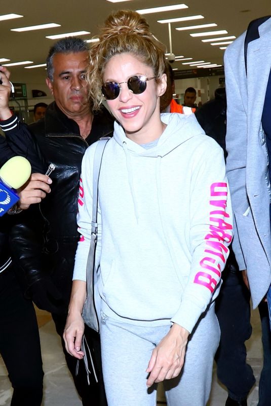 SHAKIRA at Mexico City International Airport 10/10/2018