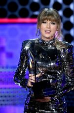 TAYLOR SWIFT Aaccepts Award for Tour of the Year at 2018 American Music Awards 10/09/2018
